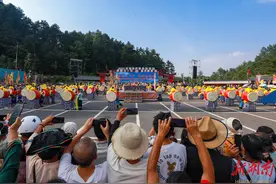 “感恩这十年 奋进新航程”花垣苗族赶秋节盛大举行图片