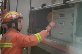 视频|湖南新田：居民住宅门前“蛇出没”  消防员到场秒抓捕图片