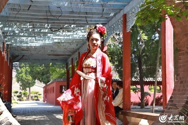 海棠映岱宗 汉服耀山巅 封禅12花神与百名汉服爱好者齐聚泰山巡游
