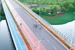 暑期昆明自行车租车行订单量翻倍 夏日傍晚骑行草海绿道火了图片