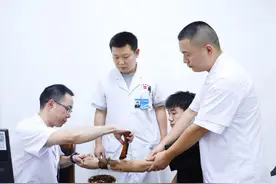 中医正骨瞬间复位！千万流量背后看四川中医药人的初心与坚守图片