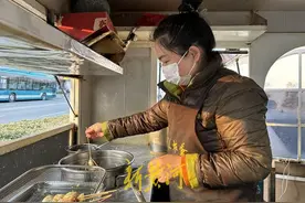 无声的爱！济南80后聋哑夫妻每天卖上百串炸串供孩子上大学图片