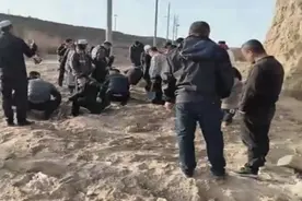 村里挖出古钱币？众人开车前去刨地“寻宝”，当地回应图片