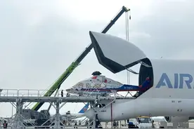 全球仅五架，空中巨无霸“大白鲸”来青啦！这次运输2架直升机图片