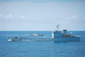 海军某大队组织海上多科目训练图片