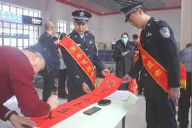 图木舒克站派出所党支部开展“迎新春送祝福·温暖旅客回家路”志愿服务活动图片