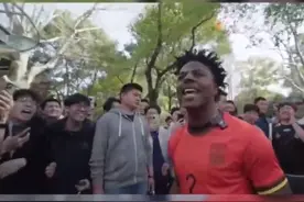 美国网红Speed来上海相亲角了：和大伙齐唱大张伟的《阳光彩虹小白马》图片