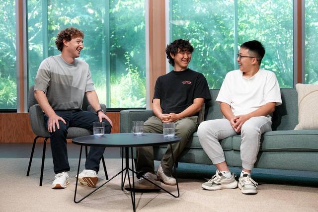 早报｜iPhone 17 Pro 或配备 8 倍光学变焦/廉价版特斯拉 Model Y 内饰曝光/宇树创始人回应「机器人跳舞拳击没用」