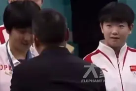 孙颖莎演我看到熟人穿正装，表情憋笑都不敢对视了图片