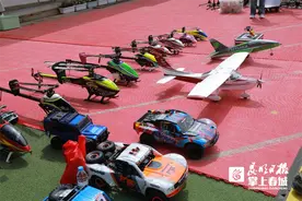 “六一”上演科技秀 干冰试验和瓶子吹气球太好玩了图片