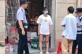 超市老板娘疑因衣着暴露被举报，超市已暂停营业，当地回应图片