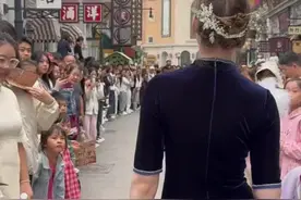 秀我中国｜俄罗斯姑娘挑战穿旗袍 探索中国文化之美图片