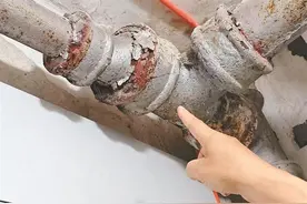 该咋办？楼上卫生间专有管道漏水 业主认为无责拒不露面图片