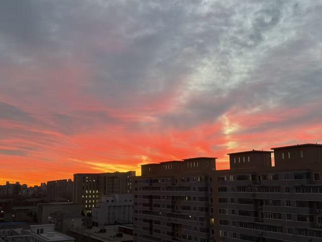 绝美朝霞来了！风歇月晕笼，霞流江泛红