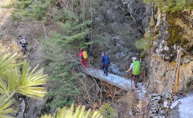 百人户外团队从险峻七女峰到云端天圆地方，爱徒步更爱大自然