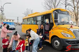 滴滴滴！汾西县首辆公办托育服务校车“上岗了”图片