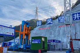 中国煤科北京中煤：国内首条4.0m超硬岩深竖井顺利贯通图片