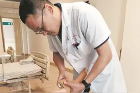 当心！雨天里多人穿着它崴脚骨折 网红洞洞鞋暗藏风险图片