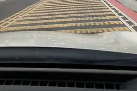 这段路被网友戏称“结石患者福音”，当地回应这段路为啥设置超长密集减速带图片