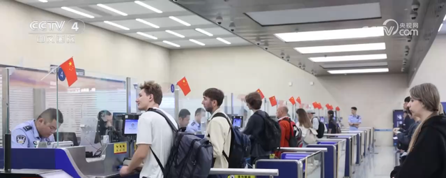 中国蓝观察丨“双节”吸引外国人“China Travel” 有人一口气狂买6台华为
