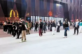 夏日哈尔滨，广场公园舞姿飞扬图片