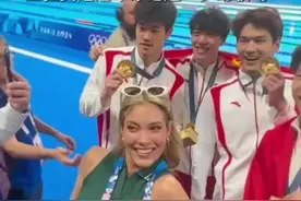 谷爱凌与中国游泳队合影 五位奥运冠军泳池边“梦幻联动”图片