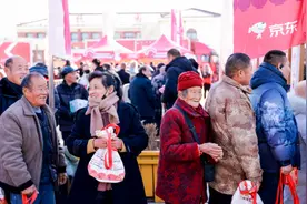 现场火爆！刘强东给1500户村民送5万件年货，村支书：1500万现金是他自掏腰包图片