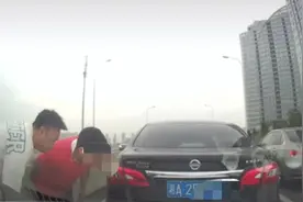 两司机早高峰追尾1分钟协商完，当事人：还能再快十几秒图片