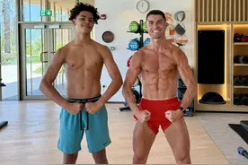 有其父必有其子📸40岁C罗晒与14岁迷你罗赤膊照 迷你罗又长高了图片