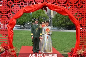 “左手牵你 右手敬礼” 贵阳贵安军人集体婚礼浪漫来袭！图片