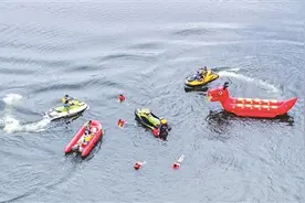 2024千岛湖水上运动休闲项目应急救援演练在千岛湖欢乐水世界水域举行图片