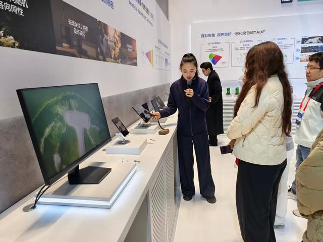 2025世界显示产业创新发展大会在蓉召开 京东方等头部企业携前沿产品亮相