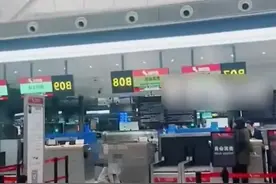 沈阳机场坐地哭喊女子再发声澄清：视频声音与本人声音不一样，已打算起诉视频首发者图片