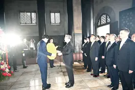 孙中山先生逝世100周年 新党主席率团拜谒南京中山陵图片
