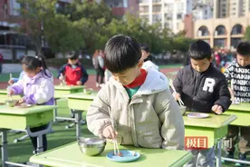 穿鞋子、叠被子、用筷子，一年级萌娃比拼生活技能图片