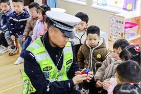 湖北保康县交警大队民警开展交通安全宣传活动图片