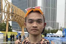 身穿东北豹纹服参加汉马的跑者：遗憾未约上武大樱花，打算再跑一次汉马图片