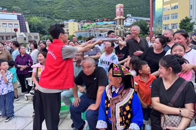 【树牢三个意识 凝聚思想共识】“故事坝坝会+公益演出”架起民族团结“连心桥”