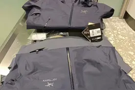 两名旅客选择无申报入境，行李中被查出79件冲锋衣图片