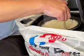 网友高速上自带电饭煲做饭，当事人：是在服务区煮的，往年堵车堵出了经验图片
