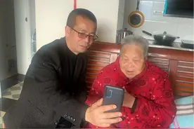 凯里市湾溪街道岩头河村：上门为80岁高龄老人进行资格认证图片