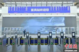 成都经自贡至宜宾高铁开通运营图片