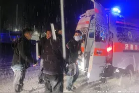 骑车市民雪中摔伤无法起身，济南公交工作人员为他筑起“安全墙”图片