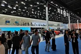 2024成都车展：一场特斯拉Model Y“围剿战”和卖车展图片