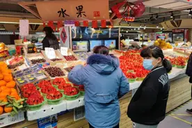 年轻人爱上“菜市场旅行”，收获生活本质的实感 | 新京报快评图片