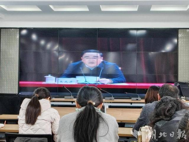 AI来了！卧龙中学教联体8名教师赴襄城“头脑充电”