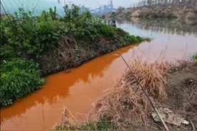 娄底一河道被排红褐色废水，当务之急不是下架视频图片