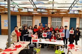 剪福字、做面塑……外国学生“沉浸式”体验中国传统文化图片