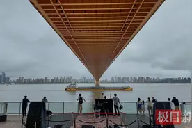 暑热稍歇，市民杨泗港大桥下享清凉图片