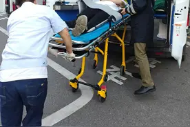 救助溺水者，“一看二吹三按压”步骤需记牢图片